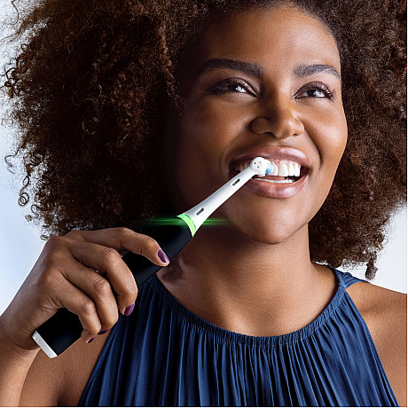 Oral-B - Mattsvart/blå - iO-teknik och tryckskydd