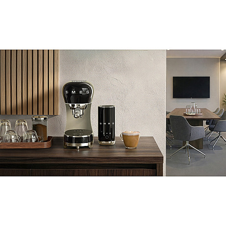 Smeg - ECF12BLEU - espressomaskin & mjölkskummare, Svart